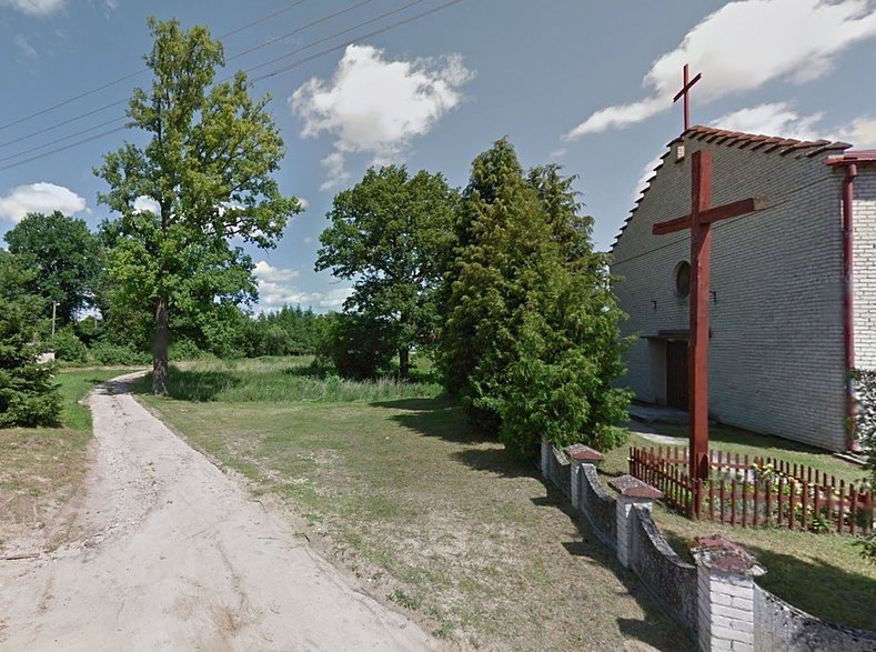 Otoczenie kościoła przed wycinką. Fot. Google Maps