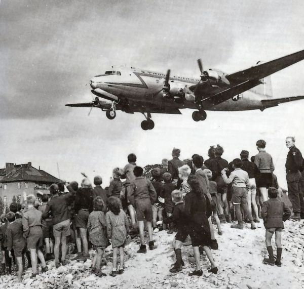 Zimna wojna: Amerykański samolot transportowy Douglas C-54 Skymaster ląduje na lotnisku Tempelhof podczas blokady Berlina (fot. Henry Ries / USAF, domena publiczna)