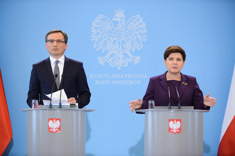 Premier Beata Szydło i minister sprawiedliwości Zbigniew Ziobro podczas konferencji prasowej po posiedzeniu rządu.