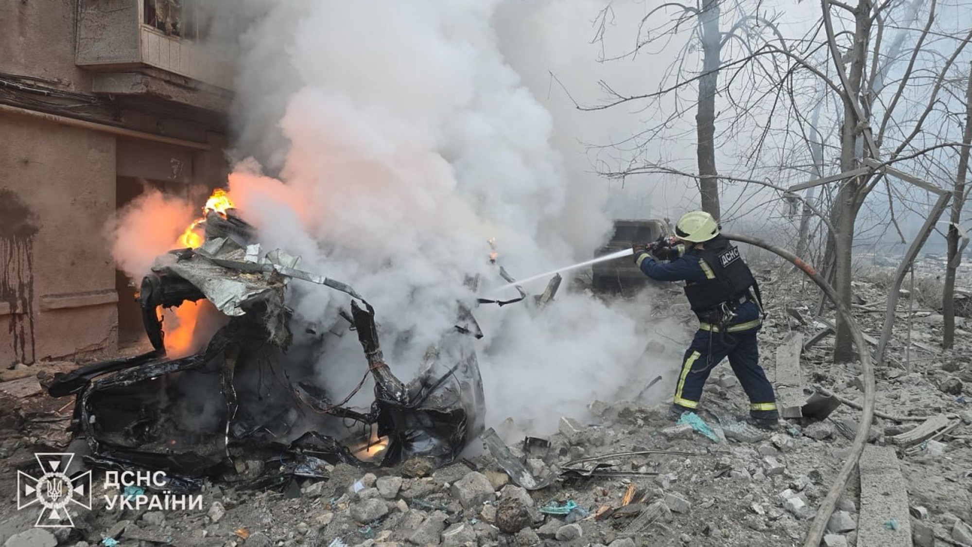 Hasiči zasahujú po raketovom útoku ruskej armády na obytnú budovu v ukrajinskom meste Charkov.
