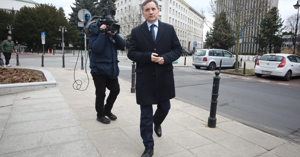 Ekipa TV Republika zaczepiła na ulicy dziennikarza TVN. Doszło do ostrej kłótni. FILM