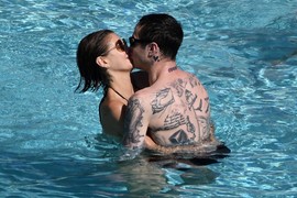 "Najružniji" glumac sa NAJVEĆIM POLNIM ORGANOM ima novu devojku i PRELEPA JE: "FETIŠ SU JOJ RUŽNJIKAVI TIPOVI", a njegova prozivaju da je SNOB ZA MEDALJU jer bira samo ovakve žene