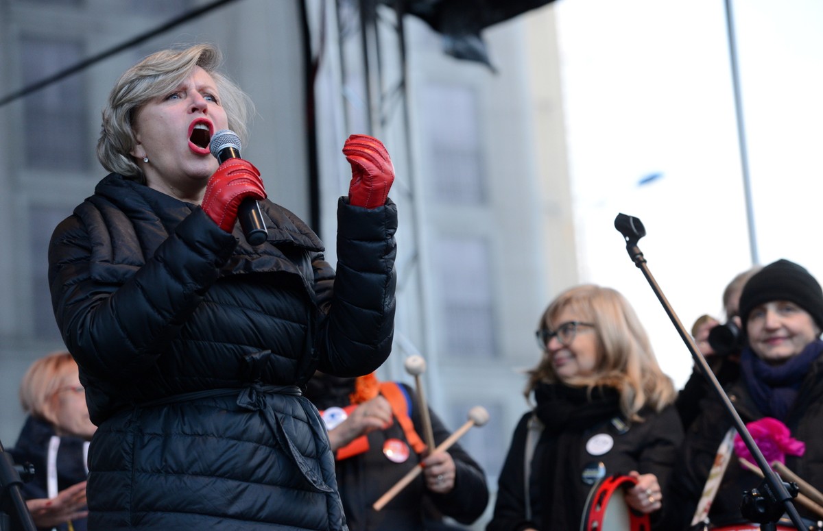 Manifestujący przeszli z ronda Romana Dmowskiego na pl. Konstytucji, skandując: "stop przemocy wobec kobiet", "solidarność naszą bronią". Podczas przemarszu trzymali półkilometrową niebieską wstęgę symbolizującą protest przeciw przemocy wobec kobiet. Było to nawiązanie do nazwy pogotowia dla ofiar przemocy "Niebieska Linia". Na zdj.: Aktorka Krystyna Janda wśród uczestników Międzynarodowego Strajku Kobiet, PAP/Jacek Turczyk