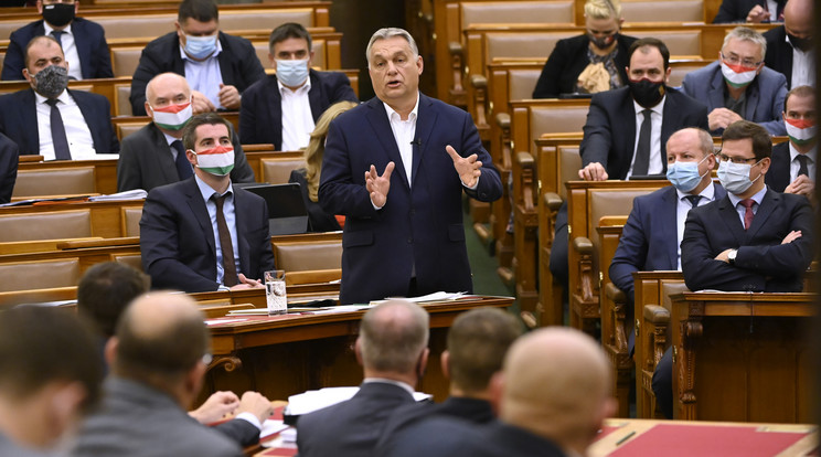 A képen: Orbán Viktor miniszterelnök azonnali kérdésre válaszol az Országgyűlés plenáris ülésén 2020. november 16-án / Fotó: MTI/Kovács Tamás