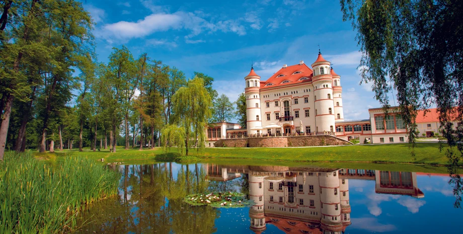 Wojanów. W połowie XIX wieku wokół pałacu powstał elegancki park, którym cieszyć się można i dzisiaj.