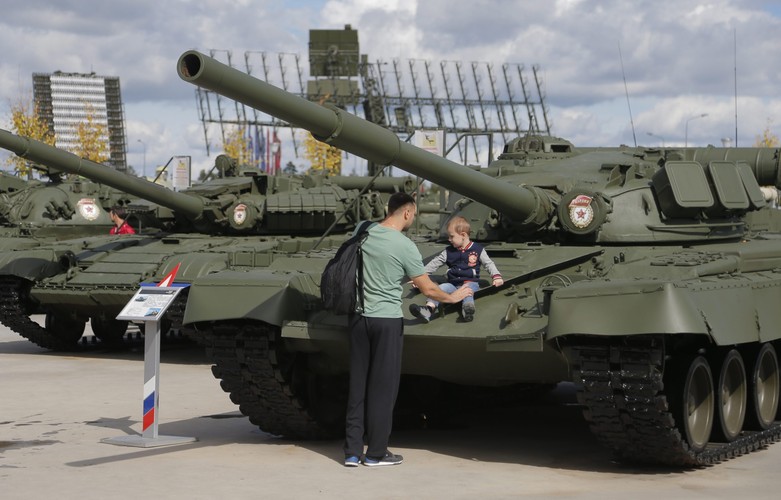 Częścią ekspozycji będą wystawy tematyczne. Wystawa 'Arktyka' poświęcona jest projektom technologii możliwych do użycia na dalekiej Północy. W ramach wystawy 'Intelektualne technologie przemysłowe' przedstawione zostaną nowoczesne rozwiązania w zakresie automatyzacji i robotyzacji.<br><br> fot. EPA / SERGEI ILNITSKY<br><br> fot. EPA / SERGEI ILNITSKY