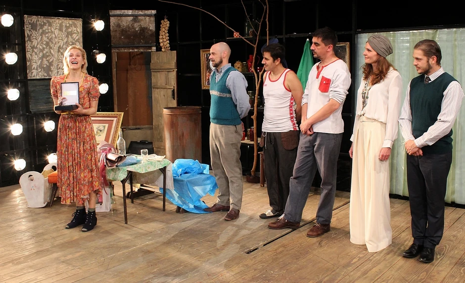 Minja Peković sa kolegama iz predstave 2Kus petlić" u kojoj igra Milju Bušatliju