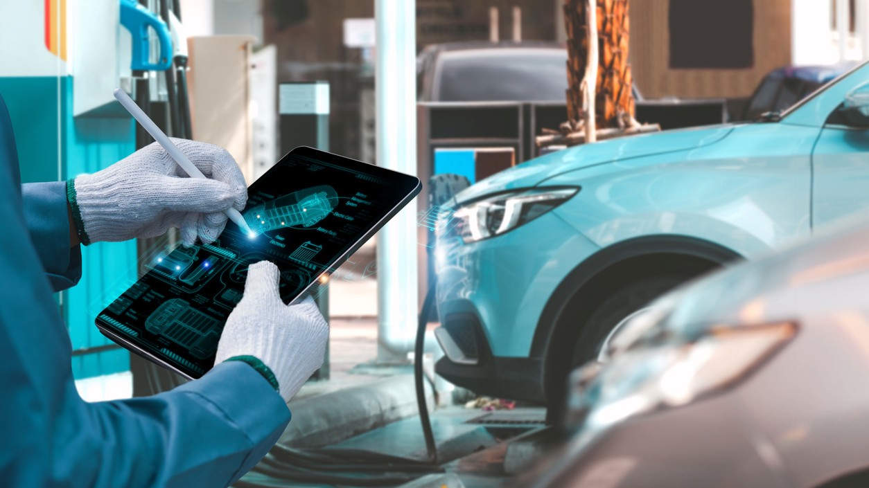 Technik v servise kontroluje stav hybridnej batérie pomocou špeciálnych meracích prístrojov. 