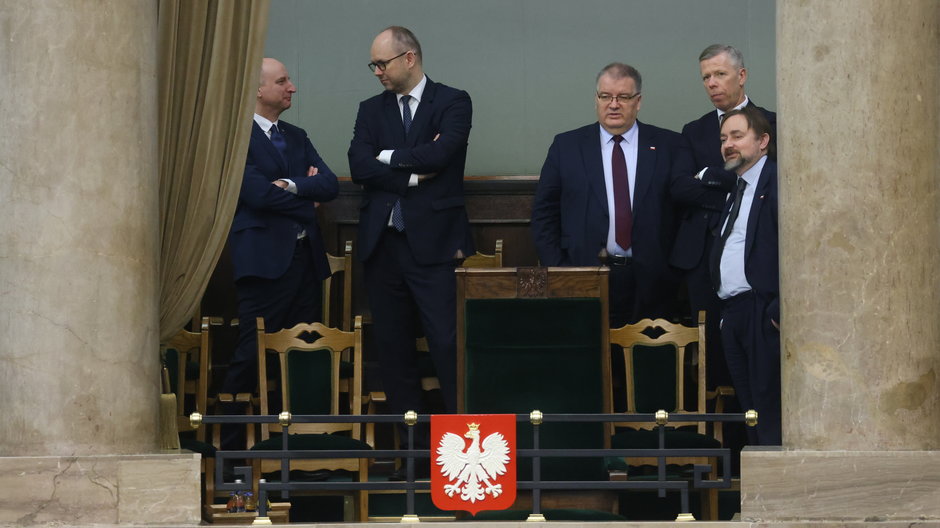Prezydenccy ministrowie w loży prezydenckiej w Sejmie (13.04.2023)