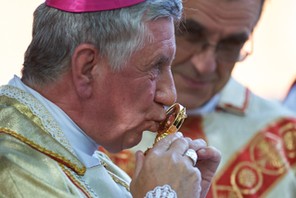 Arcybiskup Andrzej Dzięga podczas Dożynek Prezydenckich w Spale, wrzesień 2019 r.