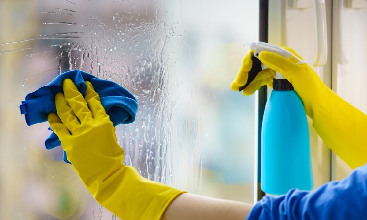 Dozorca odkrył trik na lśniące okna. "Już cienka warstwa chroni szkło przed brudem"