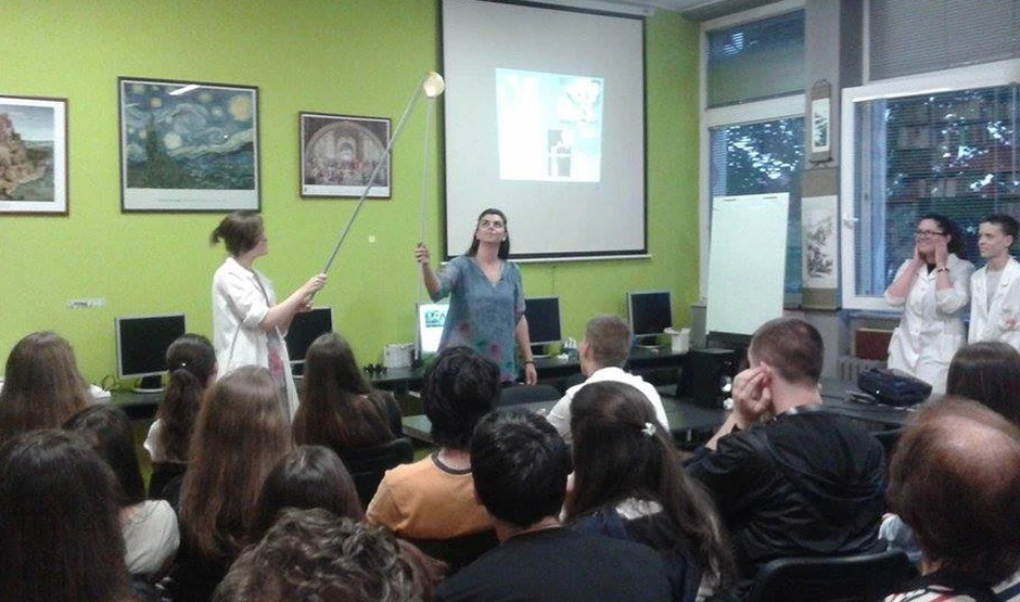 Učenici sa nastavnicom hemije Anitom Stojičevski izvode hemijske eksperimente