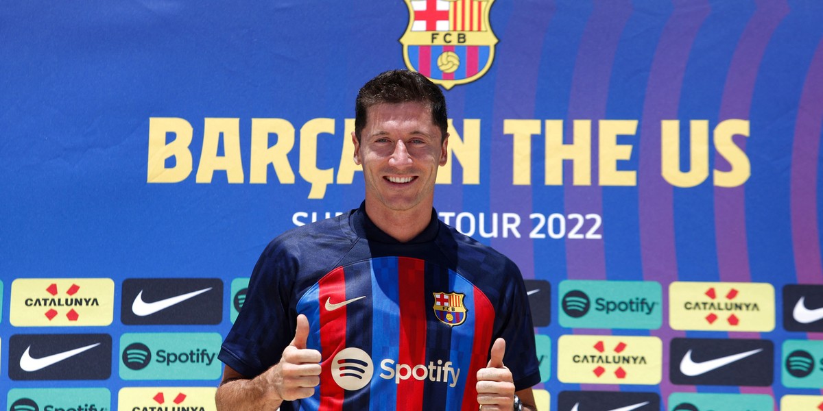 Robert Lewandowski przywita się z kibicami na Camp Nou