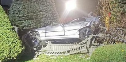 20-latek w bmw wjechał do rowu i rozbił się na betonowym ogrodzeniu. Nie przeżył