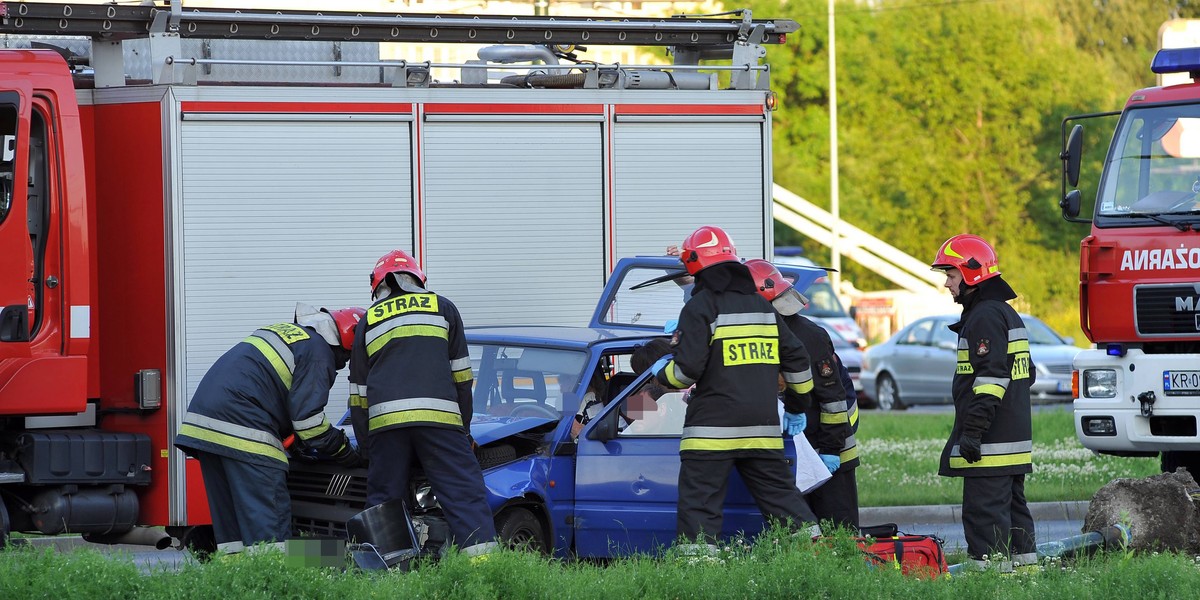 WYPADEK SAMOCHOD ULICA KOBIERZYNSKA