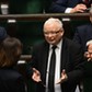 Prezes Jarosław Kaczyński otoczony politykami Prawa i Sprawiedliwości.