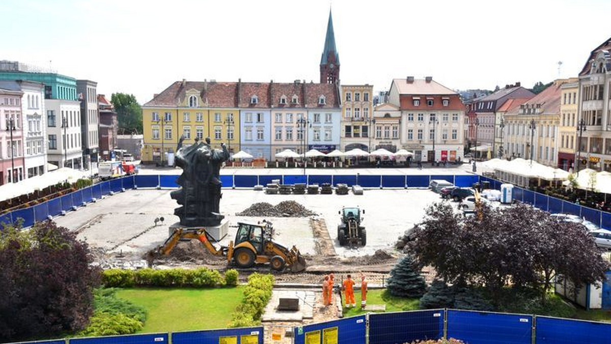 Rozpoczął się remont Starego Rynku w Bydgoszczy. Prace potrwają rok i pochłoną 14 mln zł. Nie wszyscy są jednak zadowoleni z zaproponowanych przez miasto zmian.