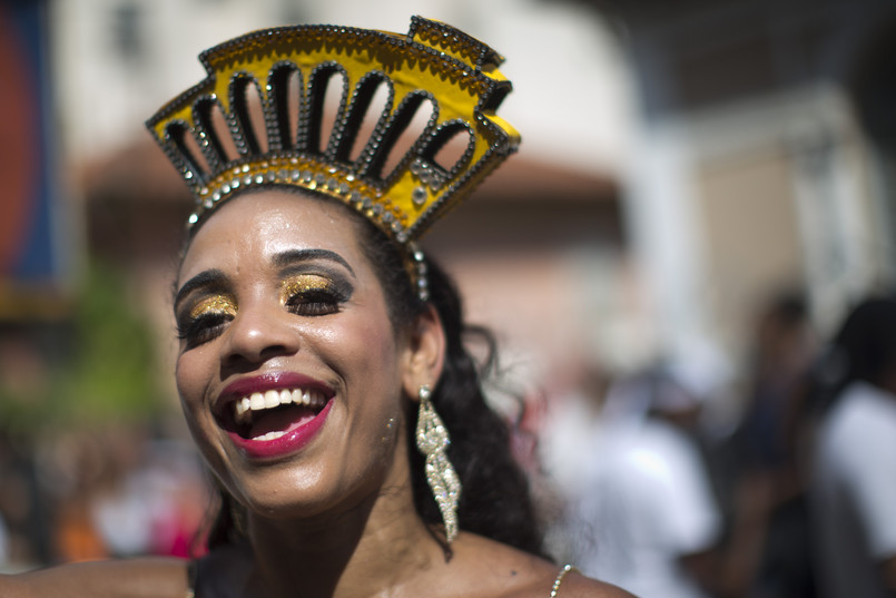 Brazylijskie media emocjonują się barwnymi paradami, w których półnagie piękności prezentują swoje taneczne umiejętności. Gazety i serwisy internetowe analizują każde potknięcie i spekulują, która szkoła ma największe szanse na zwycięstwo. Ale karnawałowe szaleństwo trwa nie tylko w słynnym Rio. Kolorowe sambodromy przejeżdżają także ulicami Sao Paulo. Mówi się, że w tym roku faworytami są szkoły samby Rosas de Ouro oraz Vai-Vai