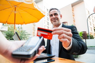 Płacimy kartą w podróży, a w tle sztuczna inteligencja