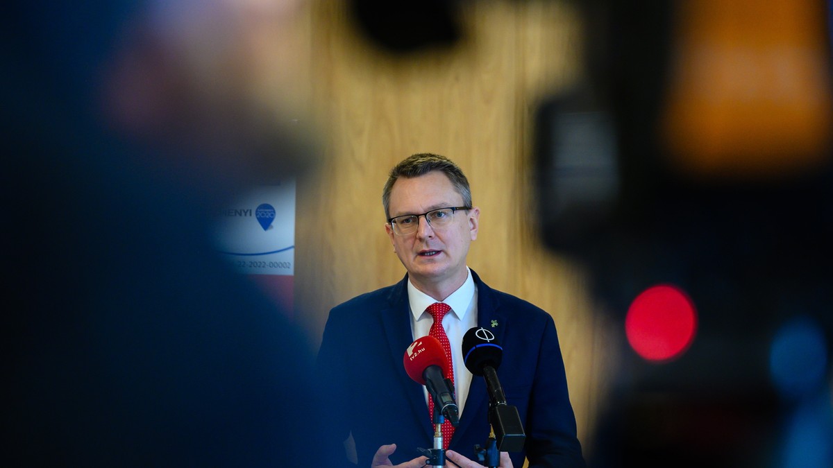 Kitiltják a mobiltelefonokat az iskolai tantermekből? Megszólalt a minisztérium