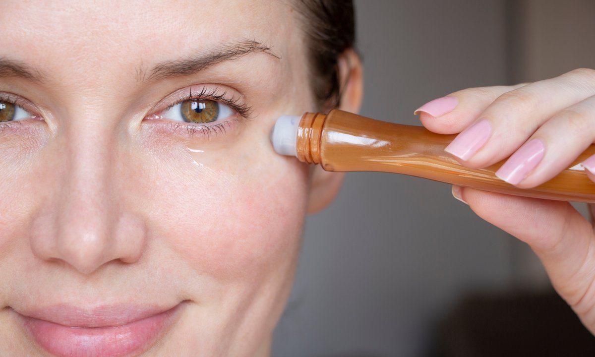 Chłodzący krem pod oczy po nieprzespanej nocy. Ekspresowo pozbywa się cieni i worków