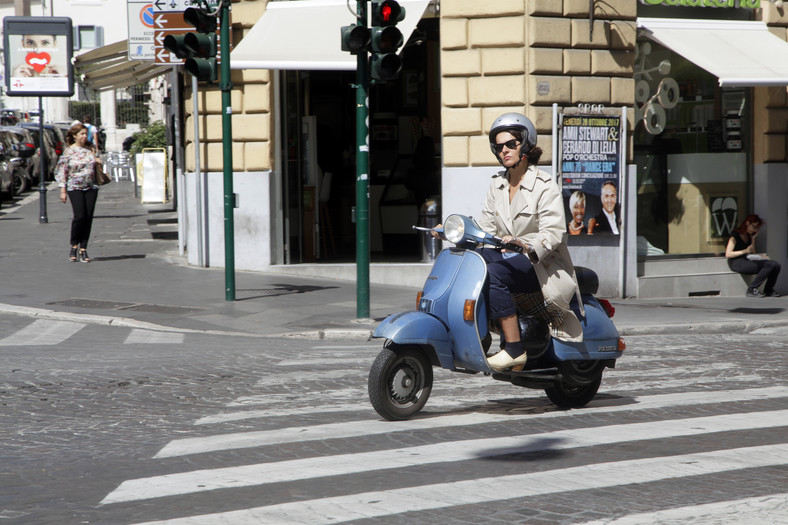 Kobieta na skuterze w Rzymie