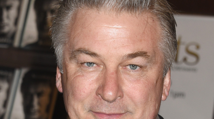 Papucsban nyírt füvet Alec Baldwin. / Fotó: Northfoto