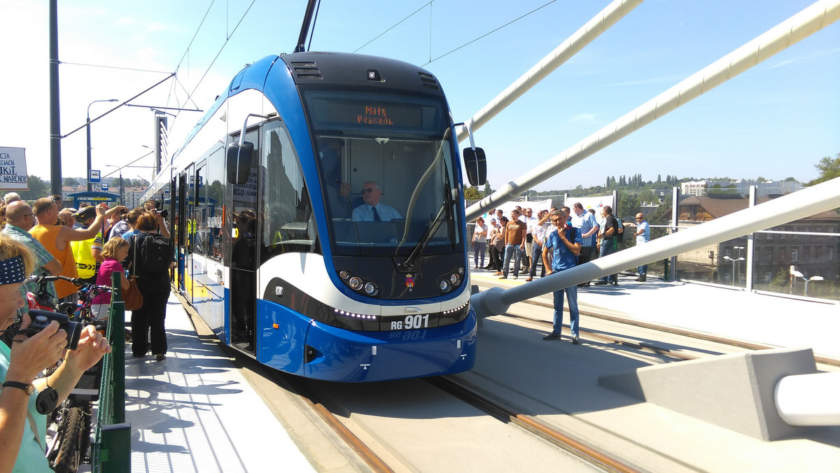 W Krakowie znajduje się już 19 z 36 tramwajów "Krakowiak", które MPK kupiło od bydgoskiej Pesy. Tempo przywożenia pod Wawel nowych wagonów jest coraz większe, a tym samym rośnie szansa, że wszystkie trafią do miasta do końca roku, co umożliwi uzyskać pełne dofinansowanie unijne do ich zakupu.
