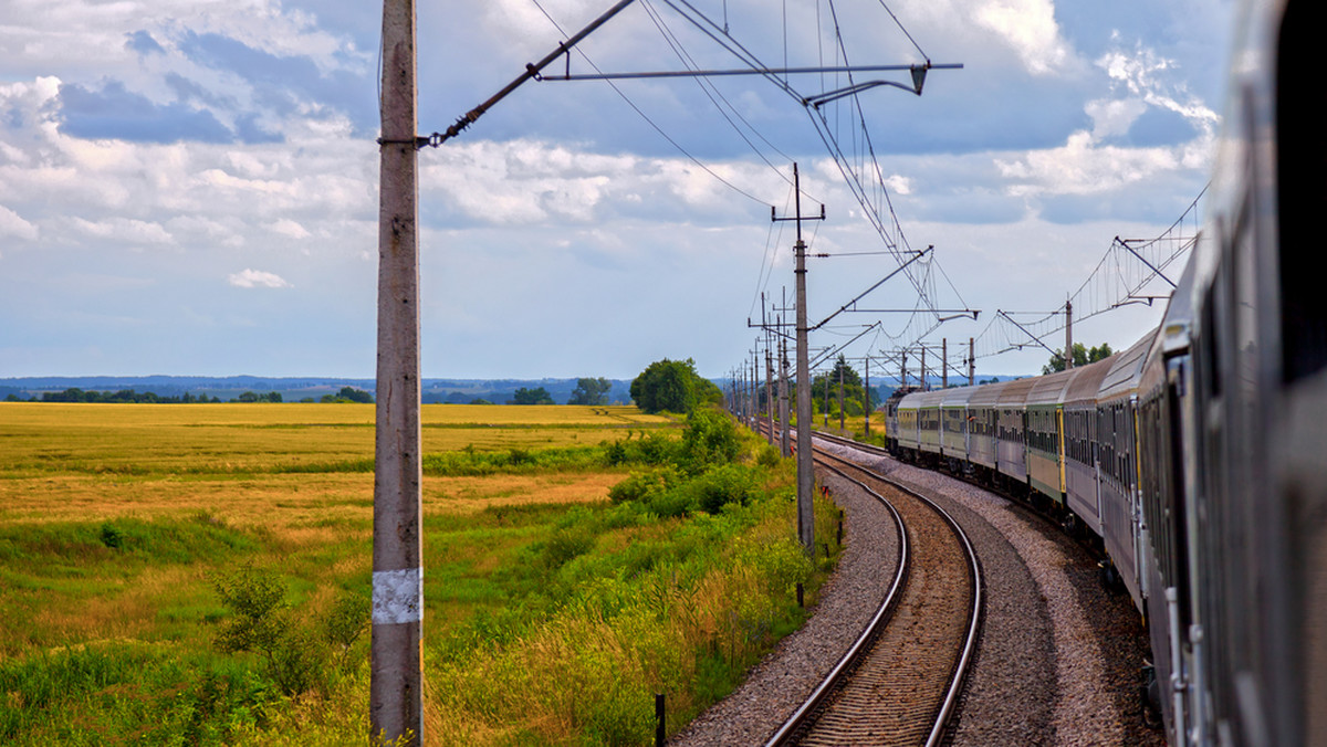 W nowym rozkładzie Łódzkiej Kolei Aglomeracyjnej, który zacznie obowiązywać od jutra, przybędzie pociągów na trasach do Łowicza, Sieradza, Kutna i na terenie aglomeracji łódzkiej. W weekendy liczba połączeń z Łodzi do Warszawy wzrośnie z czterech do ośmiu.