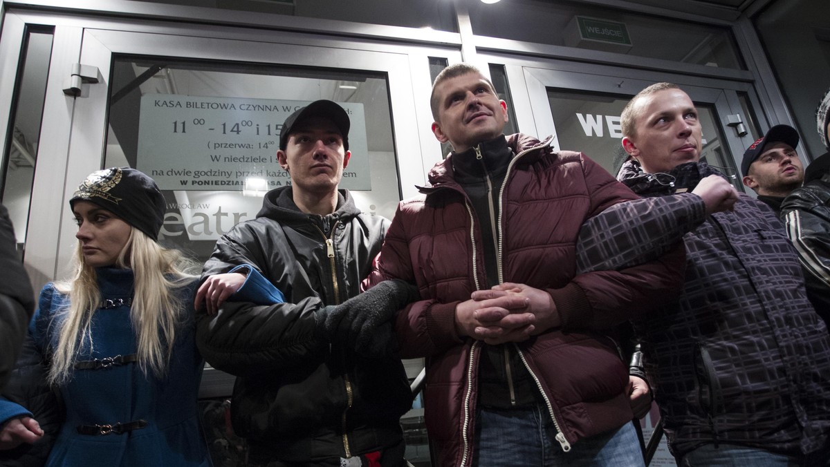 WROCŁAW TEATR POLSKI ŚMIERĆ I DZIEWCZYNA PROTESTY (protesty przed teatrem)