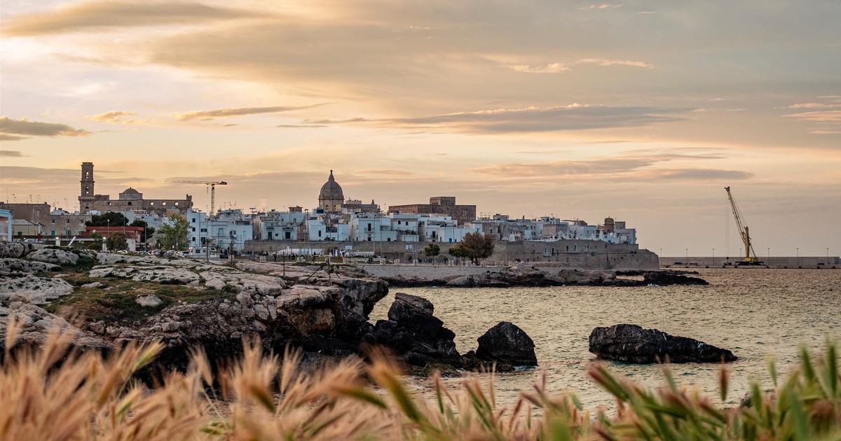 To włoskie miasto jest jak z greckiego snu! Kusi plażami i zachwycą pogodą także jesienią