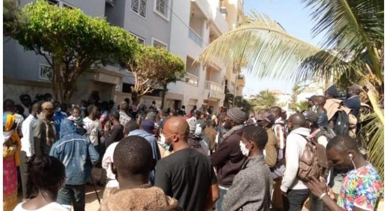 Mobilisation des partisans d'Ousmane Sonko devant sa demeure