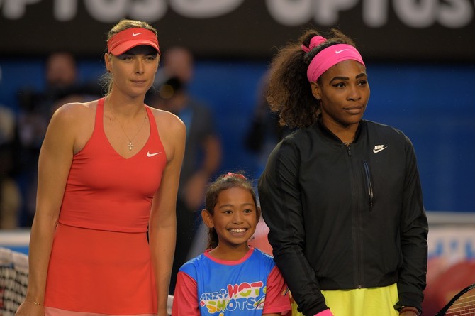 Marija Šarapova i Serena Vilijams na finalnom meču "Australian Open", januara ove godine: Devojčica je bila oduševljena što pozira kraj čuvenih teniserki, sportiskinje i nisu bile baš toliko vesele