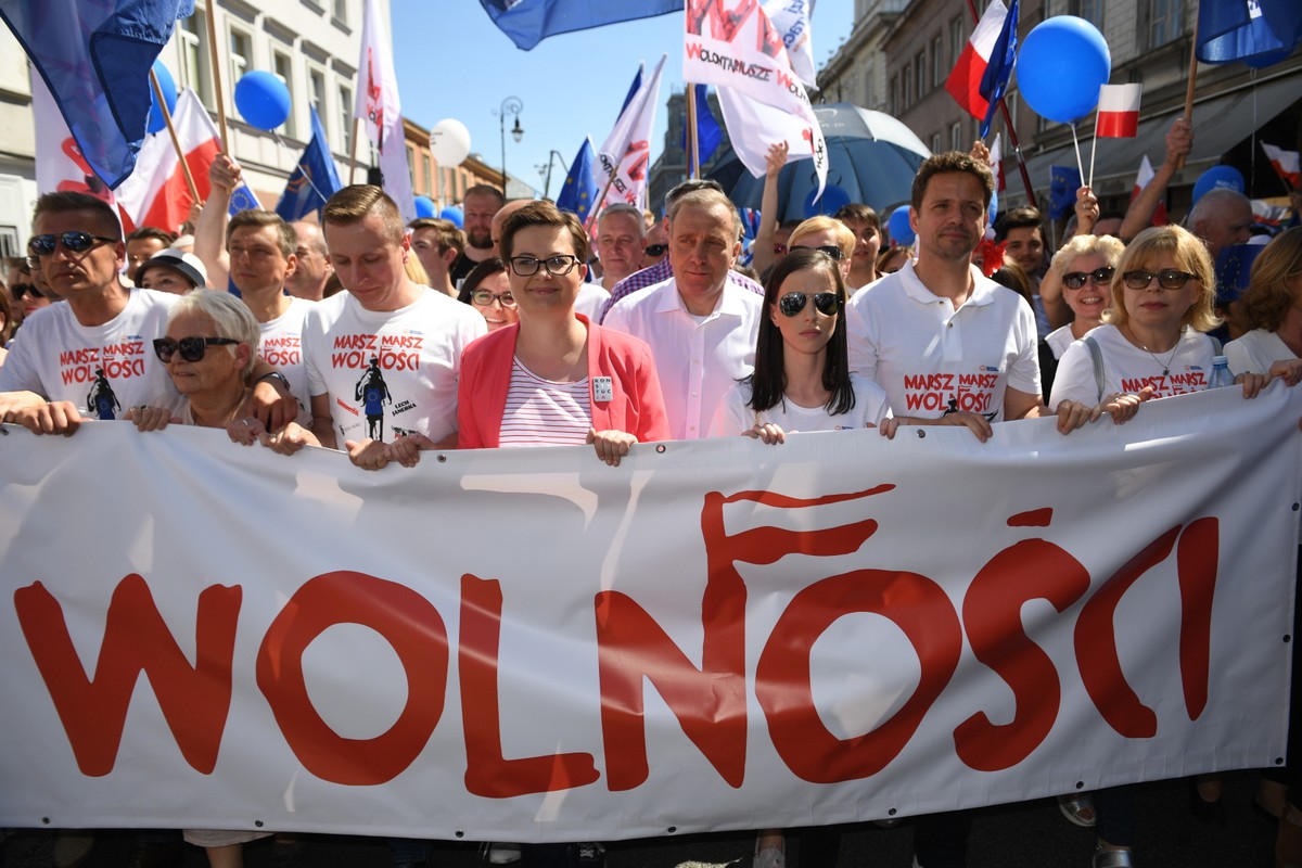 Przewodniczący PO Grzegorz Schetyna oraz przewodnicząca Nowoczesnej Katarzyna Lubnauer na czele "Marszu Wolności".