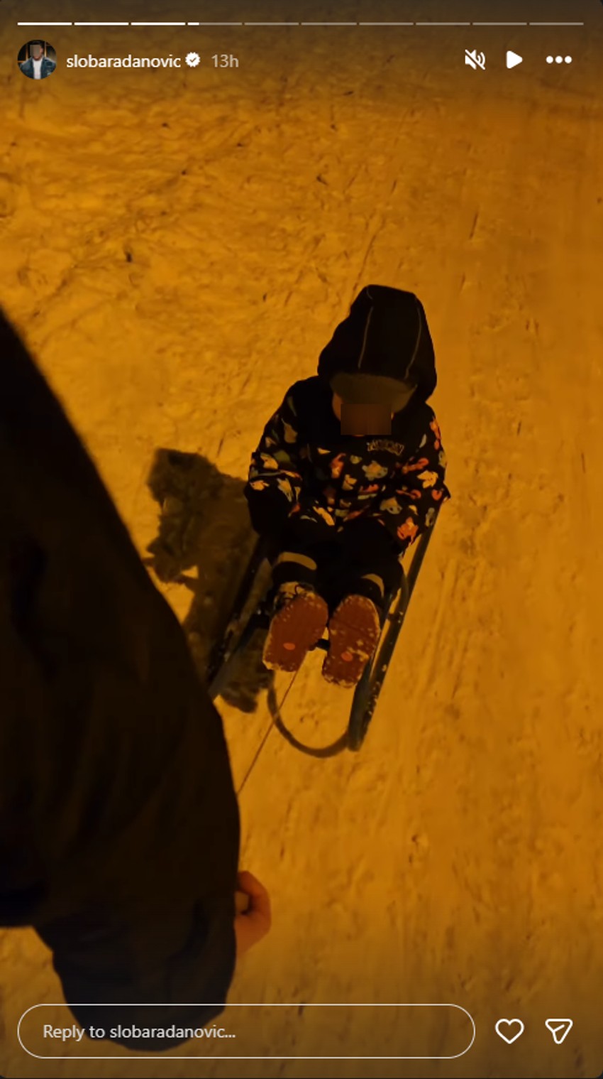 Sloba Radanović vuče sina na sanke