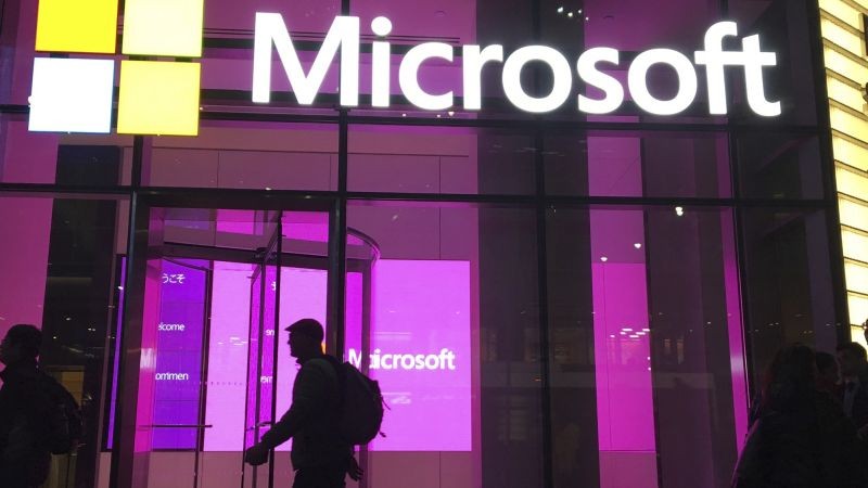 Na archívnej snímke ľudia kráčajú okolo kancelárií amerického technologického koncernu Microsoft v New Yorku.