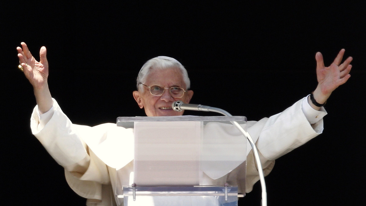 Benedykt XVI powiedział w niedzielę wiernym w Watykanie, że przemoc jest "narzędziem Antychrysta". - Przemoc nigdy nie służy ludzkości, ale ją odczłowiecza - podkreślił papież.