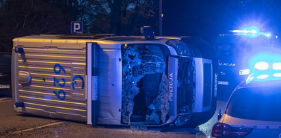Groźny wypadek w Bydgoszczy. Radiowóz przewrócił się na bok [ZDJĘCIA]
