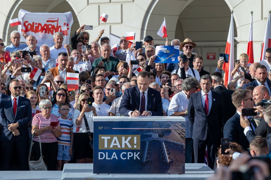 Karol Nawrocki podpisuje projekt ustawy w sprawie CPK