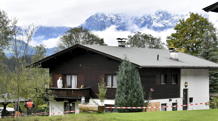 Helyszínelők dolgoznak az Innsbruckhoz közeli osztrák üdülővárosban, Kitzbühelben, ahol vasárnapra virradó éjjel egy 25 éves férfi megölte volt barátnőjét és annak új barátját, valamint a 19 éves lány szüleit és testvérét is