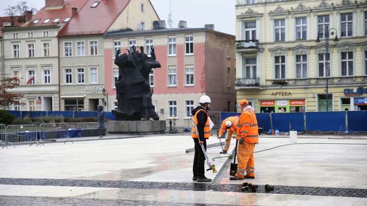 Bydgoszcz: 18. południk zaznaczony na Starym Rynku