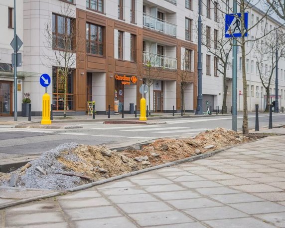 Nadmiar betonu znika z Warszawy. Kolejne ulice rozpłytowane!