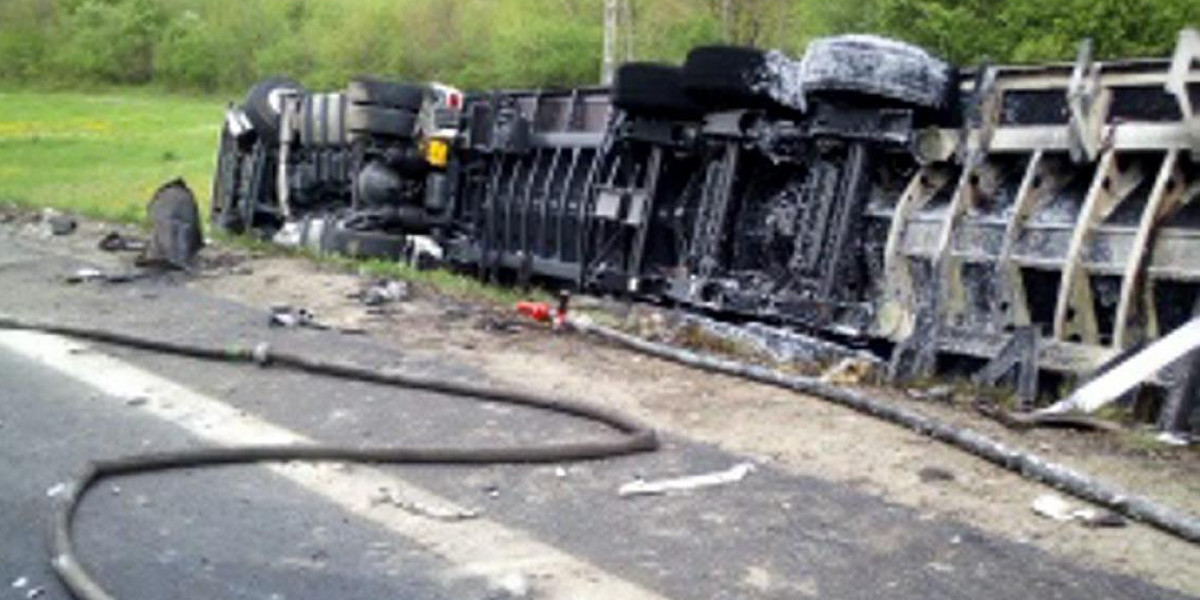 Wypadek między Duklą a Barwinkiem. Cysterna spłonęła na drodze razem z autem osobowym