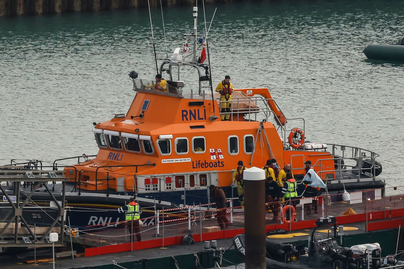 Migranci podczas próby przekroczenia kanału La Manche są eskortowani przez brytyjską łódź ratunkową w Dover, Wielka Brytania, 14 grudnia 2022 r.