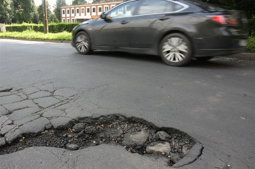 Wjechałeś w dziurę? Nie daj się spławić! Odzyskaj pieniądze 