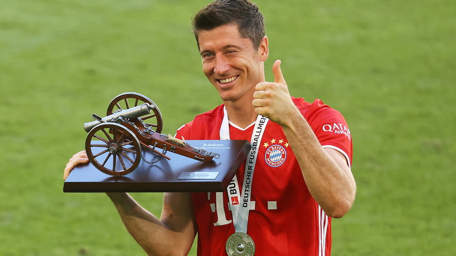 Robert Lewandowski z trofeum za wygranie klasyfikacji strzelców Bundesligi