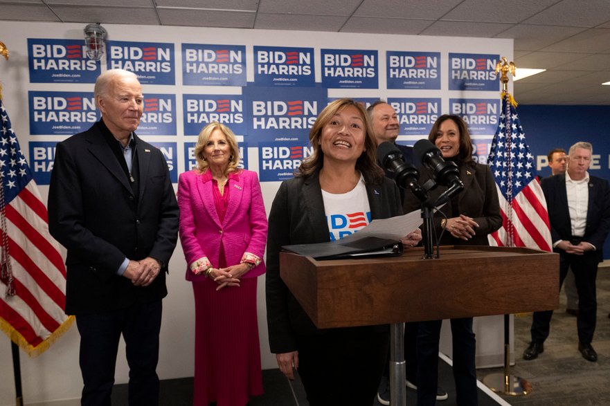 Prezydent USA Joe Biden i Pierwsza Dama USA Jill Biden słuchają, jak szefowa kampanii Bidena w 2024 r. Julie Chavez Rodriguez przemawia w siedzibie sztabu, 3 lutego 2024 r. w Wilmington w stanie Delaware. Drugi dżentelmen USA Doug Emhoff i wiceprezydent USA Kamala Harris również dołączyli do nich na scenie.
