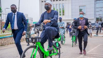 Oyo State Governor, Seyi Makinde riding bicycle for fun. [Twitter:Makinde]