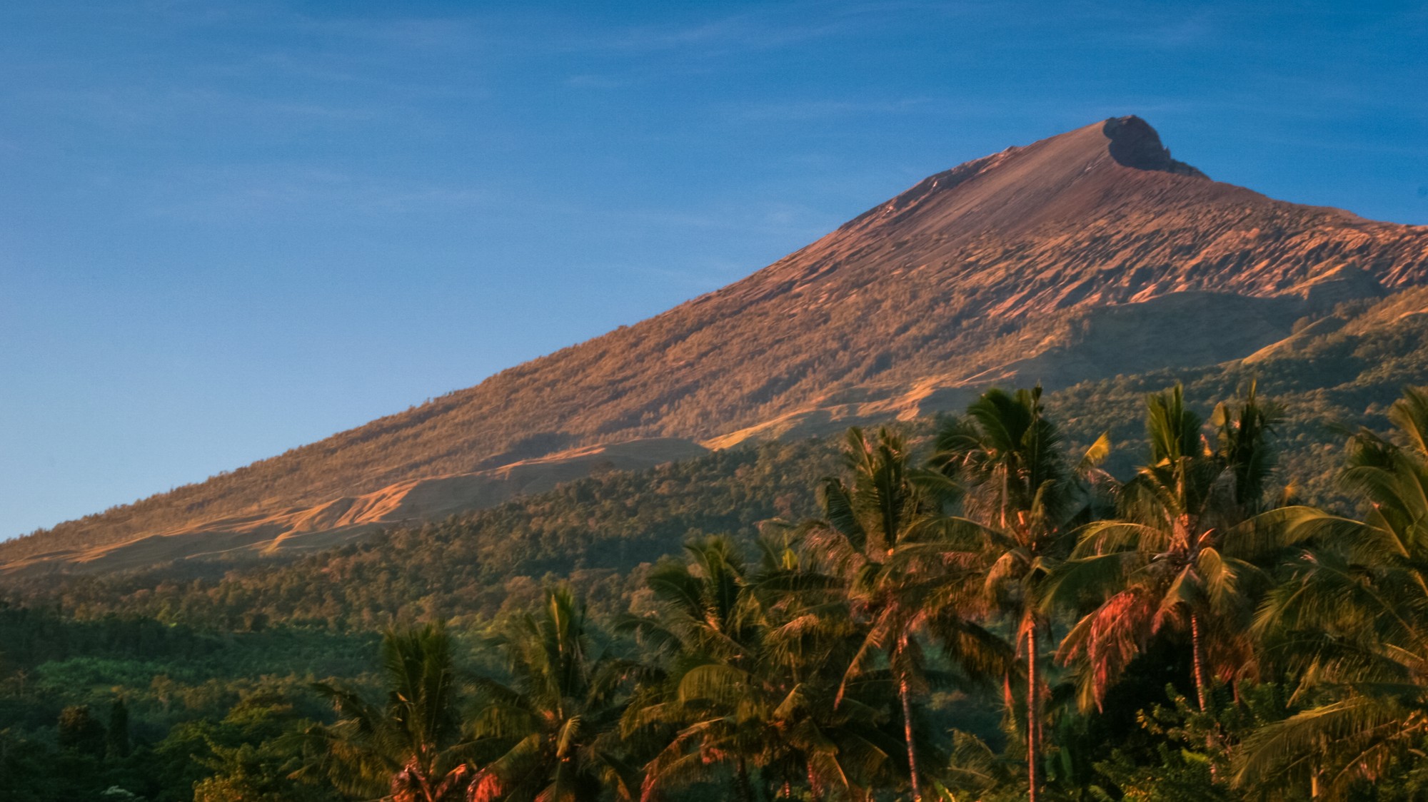 Sopka Rinjani na indonézskom ostrove Lombok.
