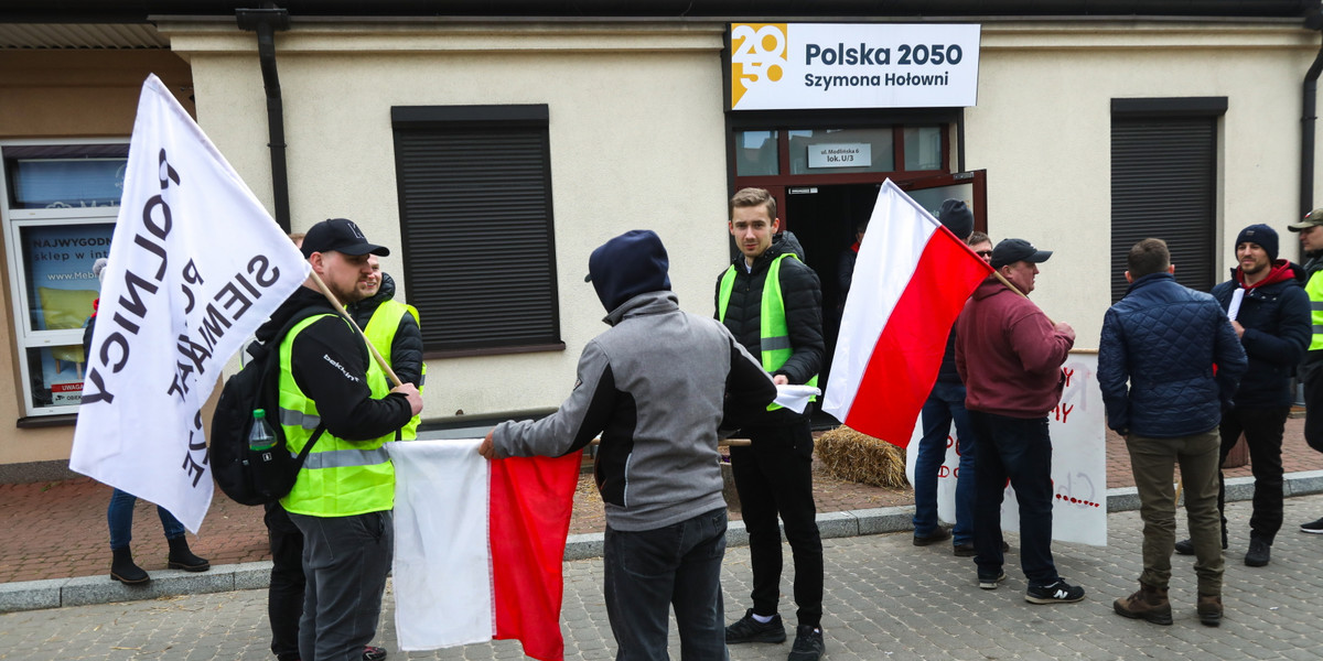 Rolnicy protestują przed biurem poselskim Szymona Hołowni